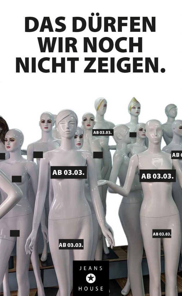 Mehrere Schaufensterpuppen stehen dicht nebeneinander. Darüber der Schriftzug „Das dürfen wir noch nicht zeigen“. Auf den Körpern steht „Ab 03.03.“. Unten das Logo von Jeans House.