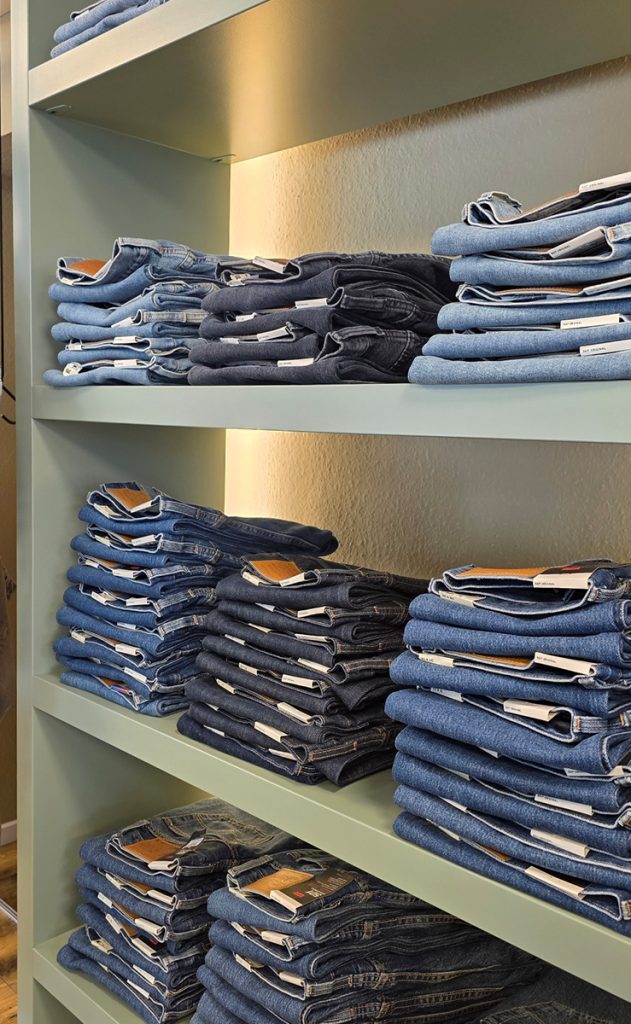 Herrenjeans in verschiedenen Denim-Waschungen im Jeans House Olching