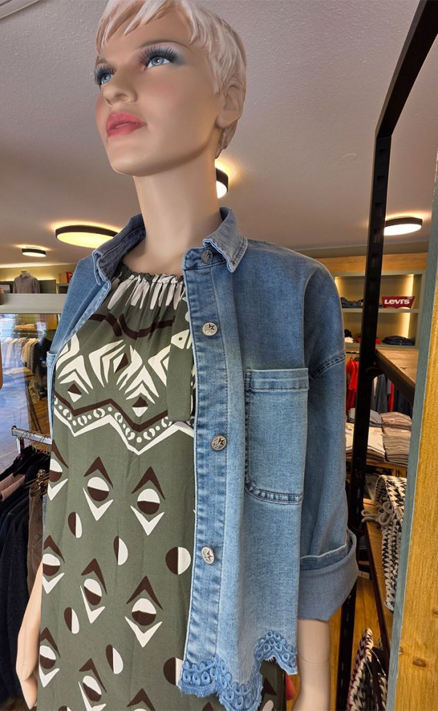 Sommerkleid mit heller Jeansjacke für Damen im Jeans House