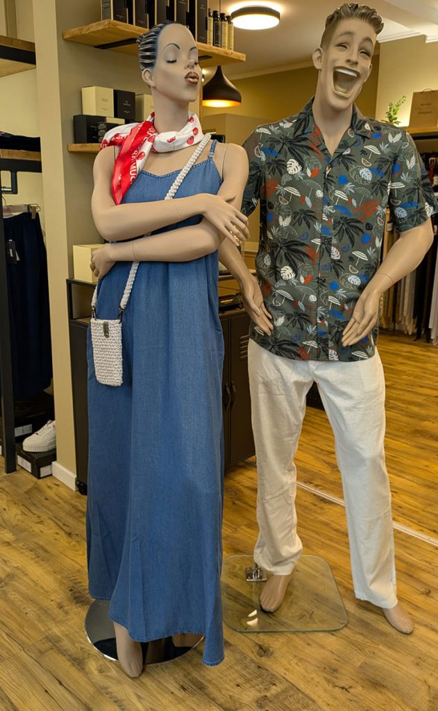 Sommermode für Damen und Herren mit Denim und Leinenstoffen
