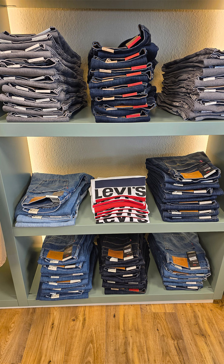 Levi's Jeans und T-Shirts in verschiedenen Denim Waschungen