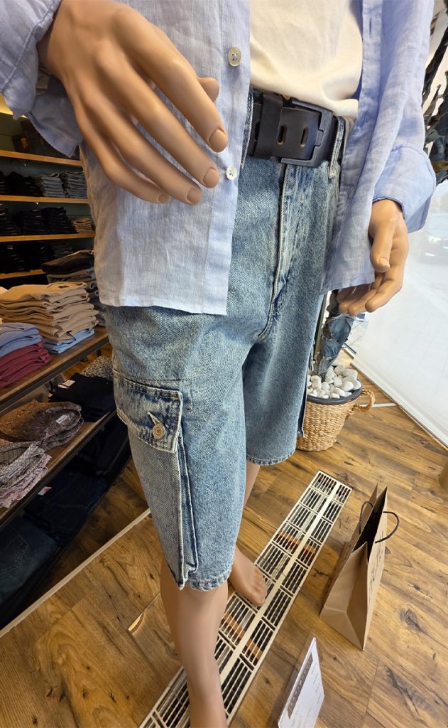 Helle Cargo Jeansshorts für Herren mit Leinenhemd – Sommermode 2026