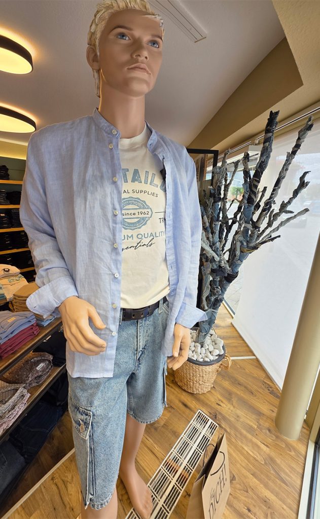 Herren Sommeroutfit mit Leinenhemd und Denim Shorts im Jeans House Olching