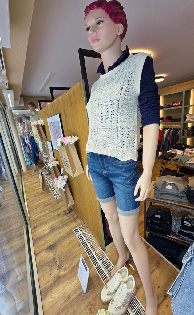 Damen Jeansshorts mit Stricktop und Sneakern – Sommertrend 2026