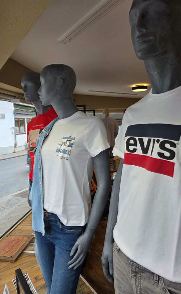 Levi's T-Shirts und Denim Mode für Damen und Herren in Olching