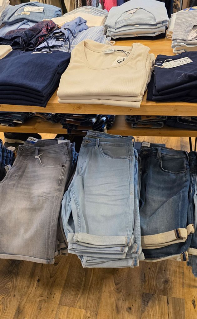Damenmode in Hellblau und Navy mit Denim Trends Sommer 2026