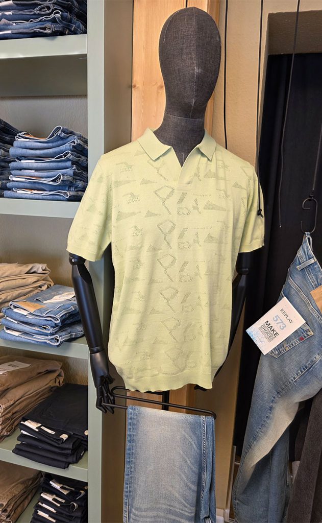 Replay Poloshirt in Pastellgrün kombiniert mit heller Jeans