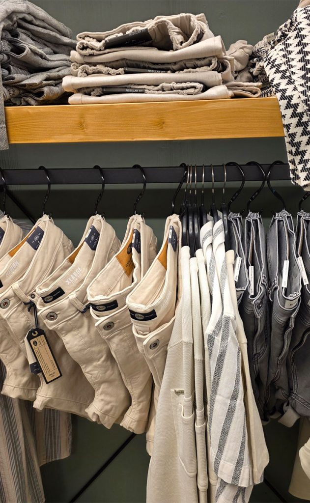 Helle Sommermode mit Shorts und Oberteilen für Damen und Herren