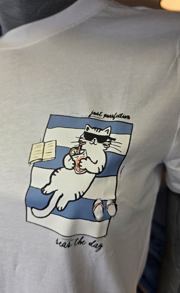 Weißes Damen-T-Shirt mit Katzenmotiv und sommerlichem Print aus der Kollektion im Jeans House Olching.