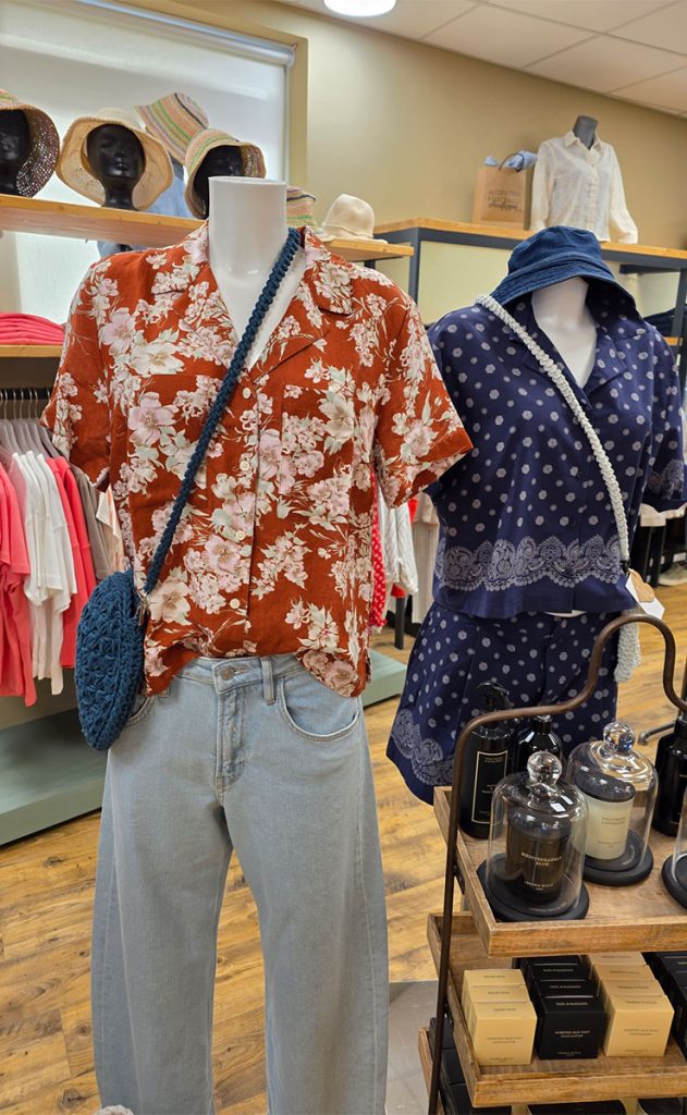 Zwei Damenoutfits mit floraler Bluse und blauem Sommerensemble in der Sommerkollektion des Jeans House Olching.