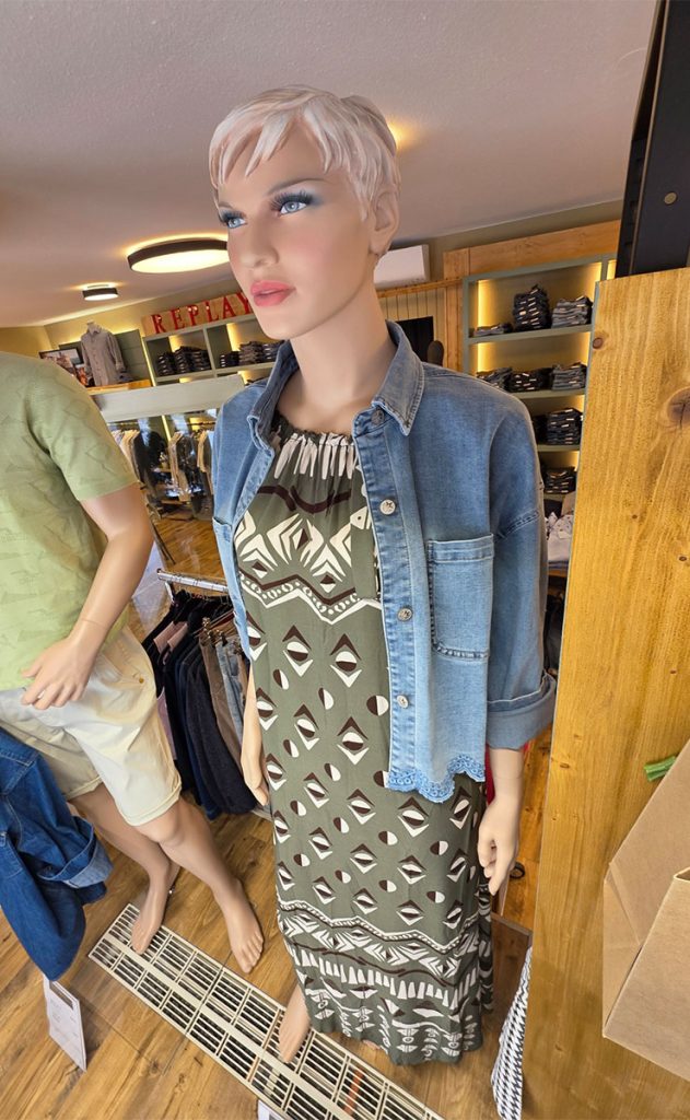 Damenoutfit im Jeans House Olching mit gemustertem Maxikleid und heller Jeansjacke aus der Sommerkollektion 2026.