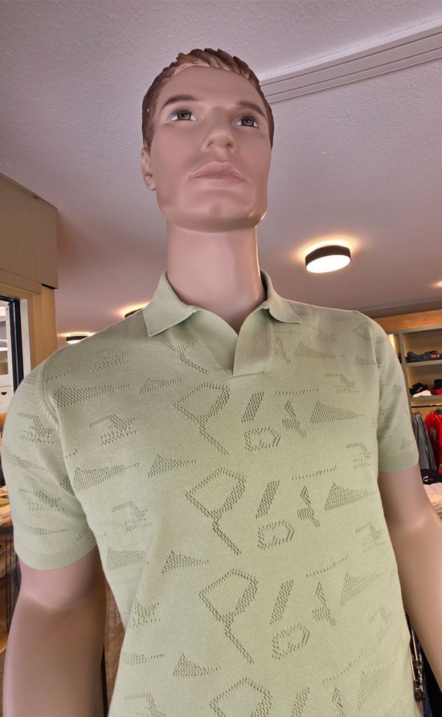 Herren-Poloshirt in Salbeigrün mit Strukturmuster aus der Sommerkollektion 2026 im Jeans House Olching.