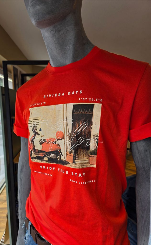 Rotes Herren-T-Shirt mit Riviera-Days-Motiv aus der aktuellen Sommermode im Jeans House Olching.