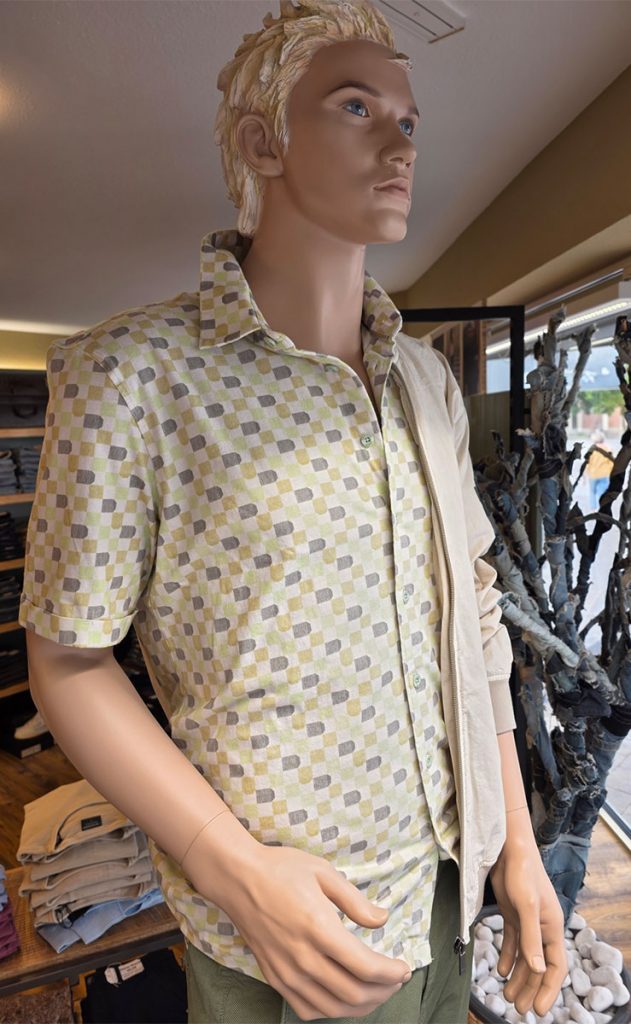 Herren-Sommerhemd mit modernem Karomuster in Beige- und Grüntönen im Jeans House Olching.