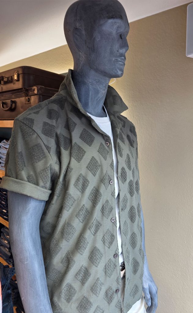Olivgrünes Herrenhemd mit Strukturmuster und weißem Shirt aus der Sommerkollektion im Jeans House Olching.