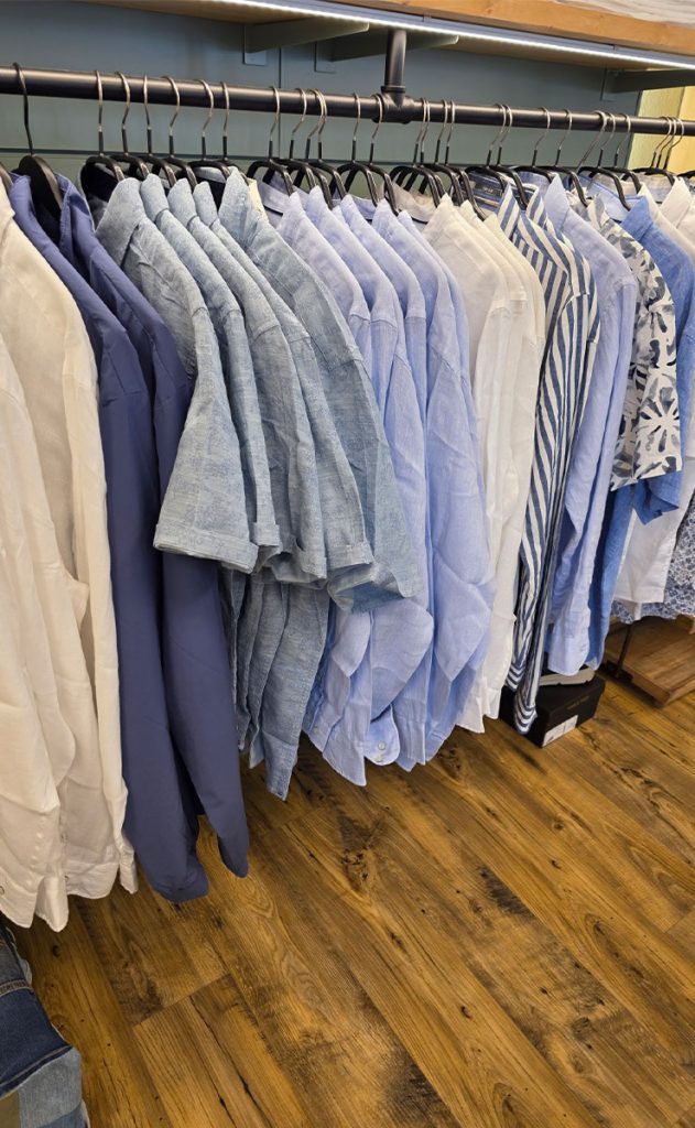 Auswahl an Herrenhemden in Blau- und Weißtönen aus der Sommerkollektion im Jeans House Olching.