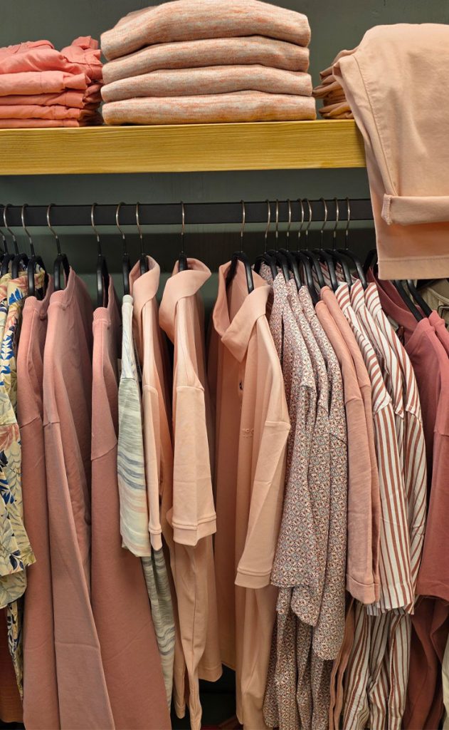 Herrenmode in Rosé- und Naturtönen mit Poloshirts, Hemden und Sommerhosen im Jeans House Olching.
