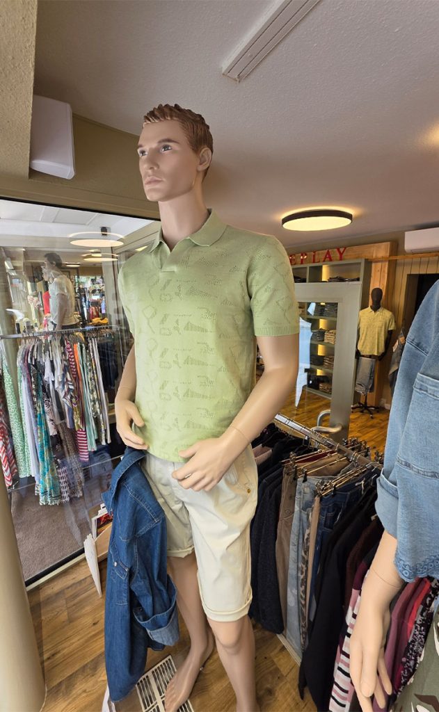 Moderner Herren-Sommerlook mit salbeigrünem Poloshirt, beiger Shorts und Jeansjacke im Jeans House Olching.