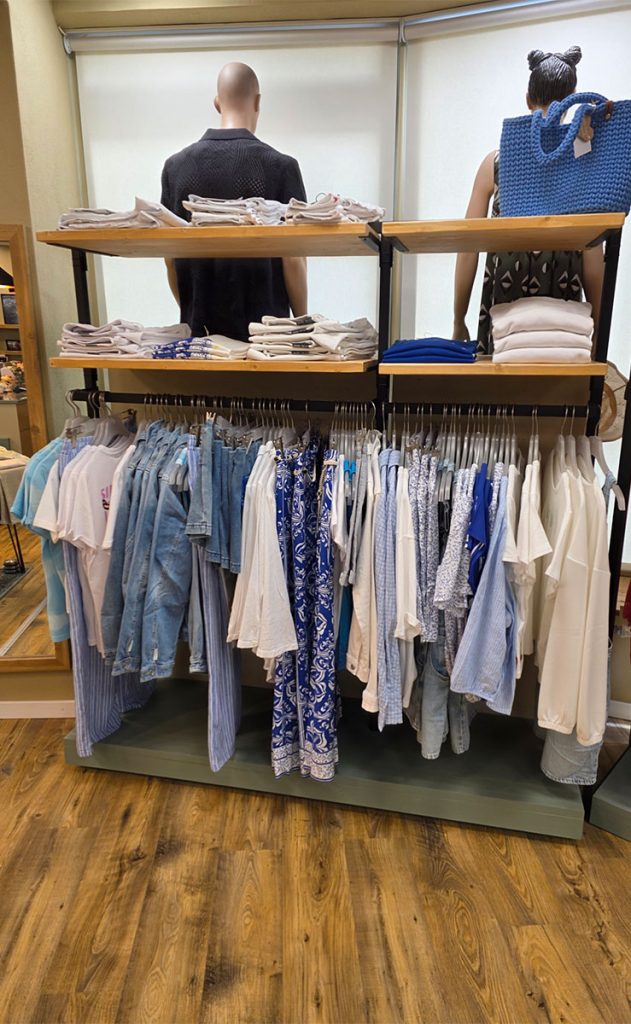 Blau-weiße Sommermode und Denim-Looks im Jeans House Olching mit Kleidern, Blusen und Accessoires.