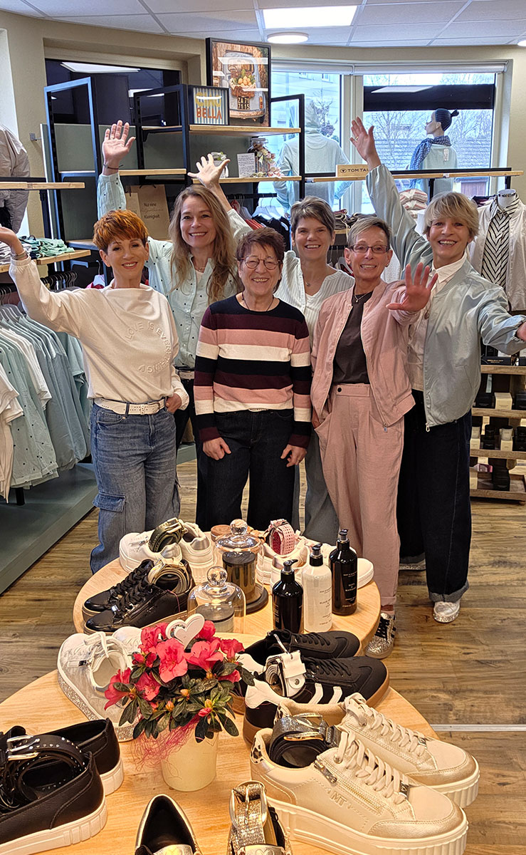 Das Team vom JEANS HOUSE Olching begr&uuml;&szlig;t seine Kundinnen herzlich im Modegesch&auml;ft mit aktueller Damen- und Herrenmode.