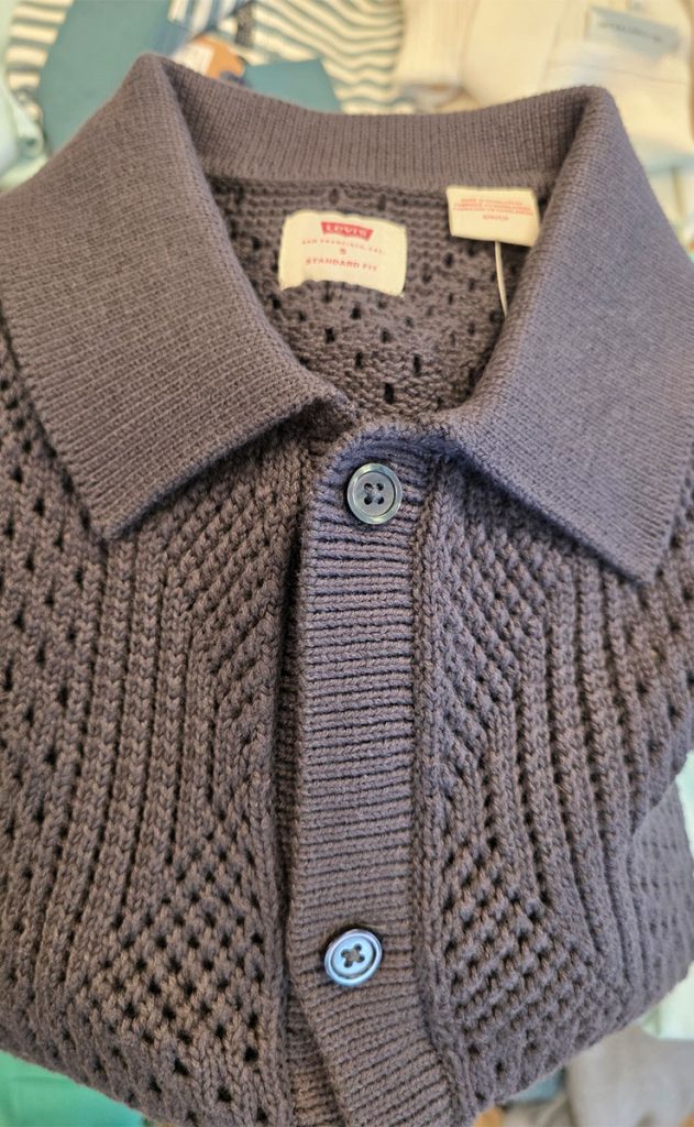 Dunkelblaues Levi's Strickpolo mit strukturierter Oberfläche aus der Herrenkollektion im Jeans House Olching.
