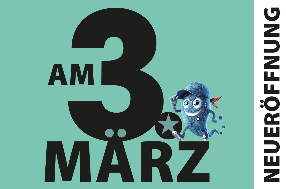 Grafik mit großem schwarzen Schriftzug „Am 3. März Neueröffnung“ auf mintgrünem Hintergrund, daneben eine fröhliche Jeans-Figur mit Kappe.