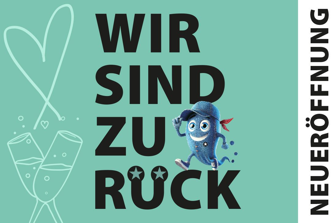 Grafik mit grünem Hintergrund und großer schwarzer Schrift „WIR SIND ZU RÜCK“, daneben eine blaue Jeans-Maskottchenfigur und rechts der Schriftzug „Neueröffnung“.